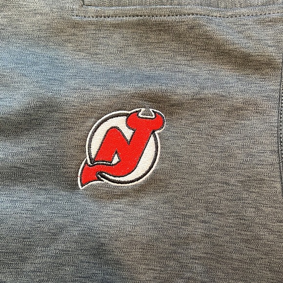 Vineyard Vines Men's Devils Jet Black & Gray Zip Up Vest - Picture 4 of 5